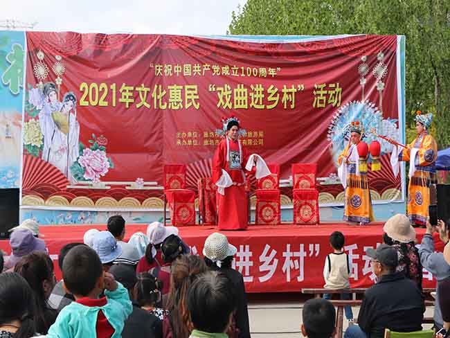 5月25日廊坊市龍鳳演藝公司在香河縣劉宋鎮(zhèn)慶功臺(tái)村文化惠民演出評(píng)劇《打金枝》1.JPG