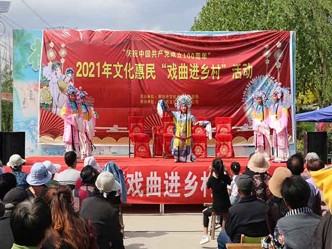 5月25日廊坊市龍鳳演藝公司在香河縣劉宋鎮(zhèn)慶功臺(tái)村文化惠民演出評(píng)劇《打金枝》5.JPG