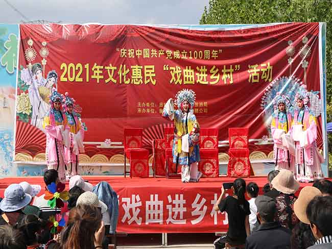 5月25日廊坊市龍鳳演藝公司在香河縣劉宋鎮(zhèn)慶功臺(tái)村文化惠民演出評(píng)劇《打金枝》3.JPG